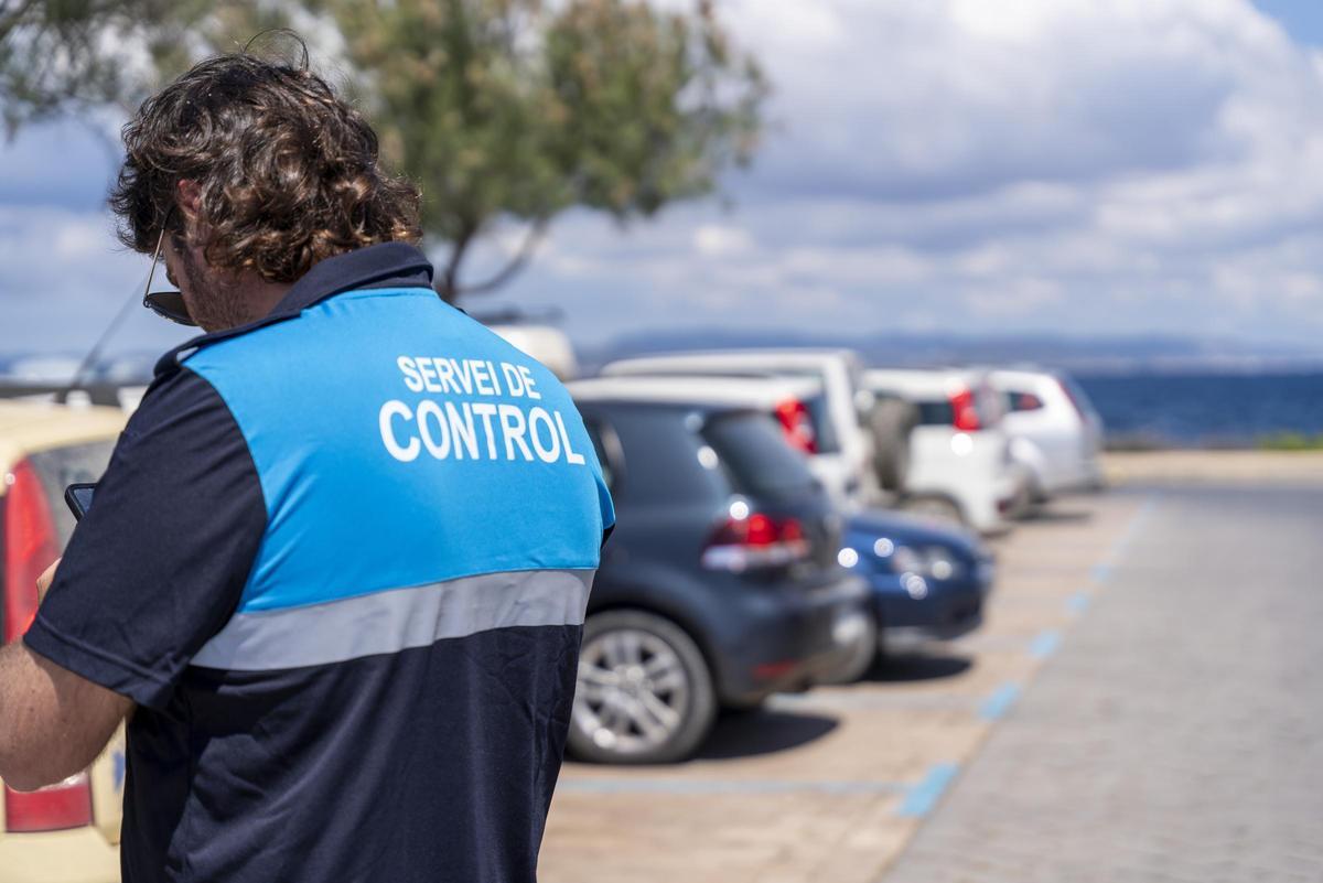 Un controlador de la zona azul en la Savina.