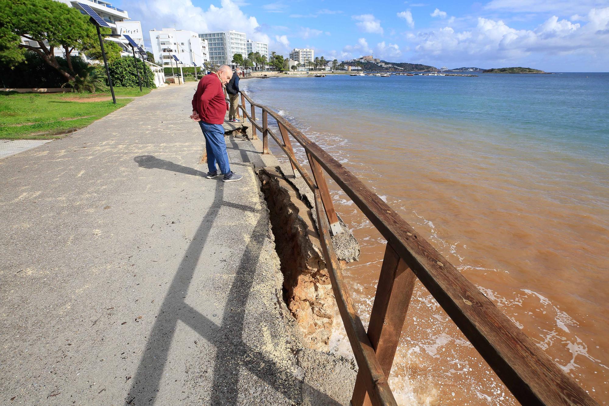 El paseo de Platja d’en Bossa se hunde sobre el mar