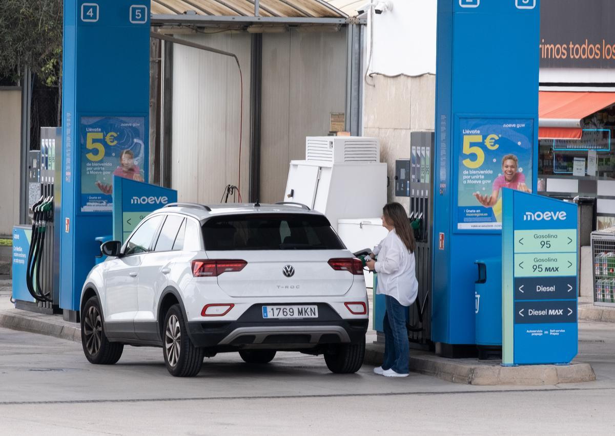 Una joven carga combustible en su coche en una estación de servicio de Camí del Reis, en Palma