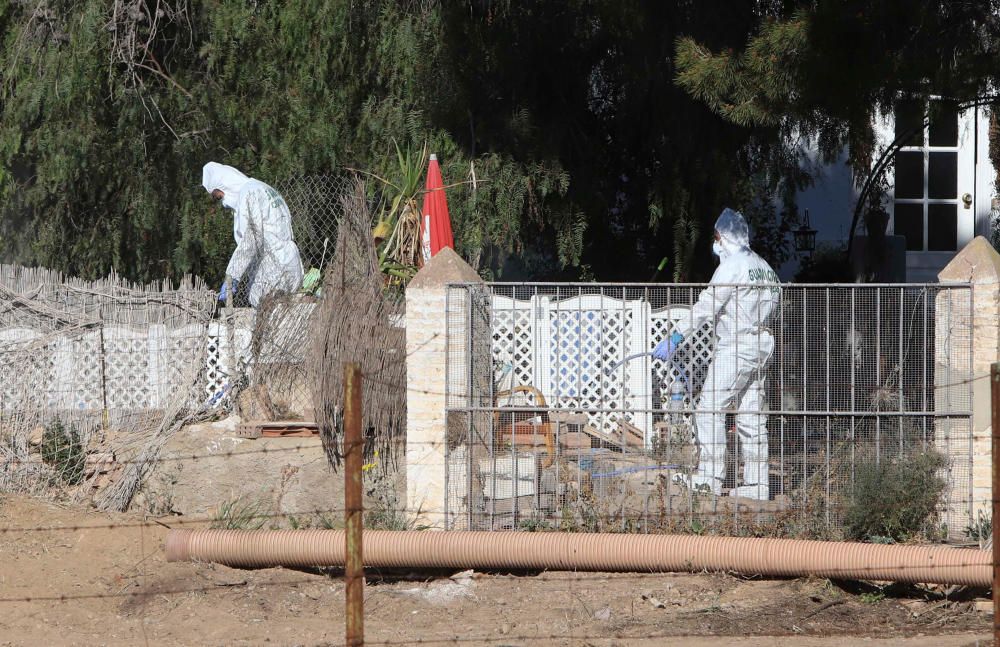 La Policía Científica analiza la caseta donde vivían los niños y el terreno donde estaban enterrados.