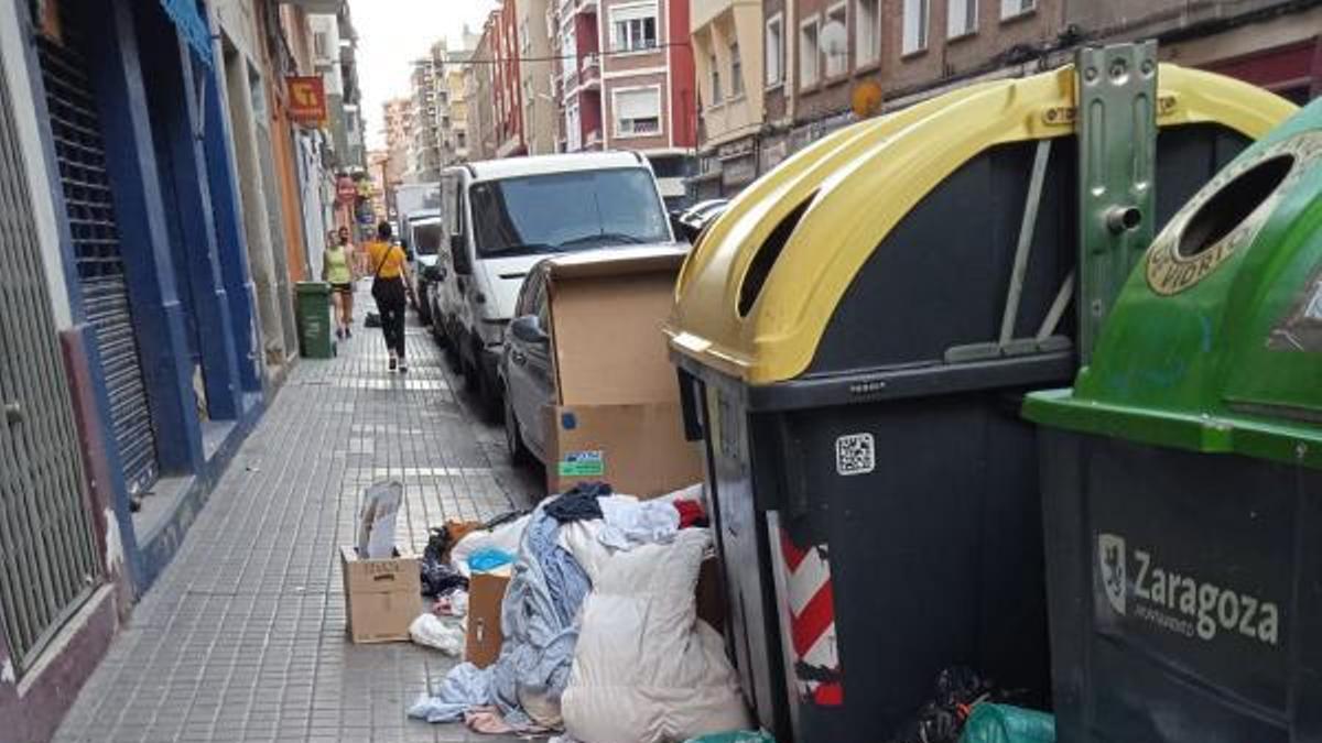Basura acumulada fuera de los contenedores. | JAIME GALINDO