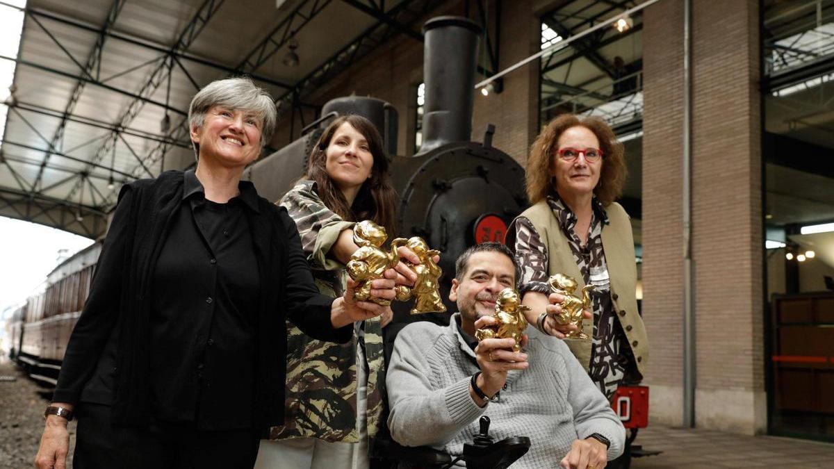 Por la izquierda, Antonia Lassa, María Larrea, Juan Ramón Biedma y Empar Fernández, en el Museo del Ferrocarril, con sus &quot;Rufas de oro&quot;.
