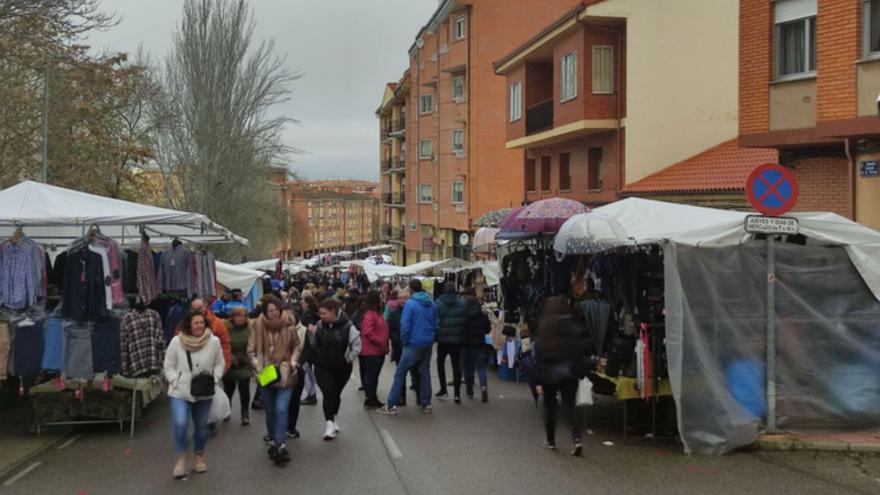 Gran afluencia de gente al mercadillo de la ropa, en Cañada de la Vizana. | E. P.