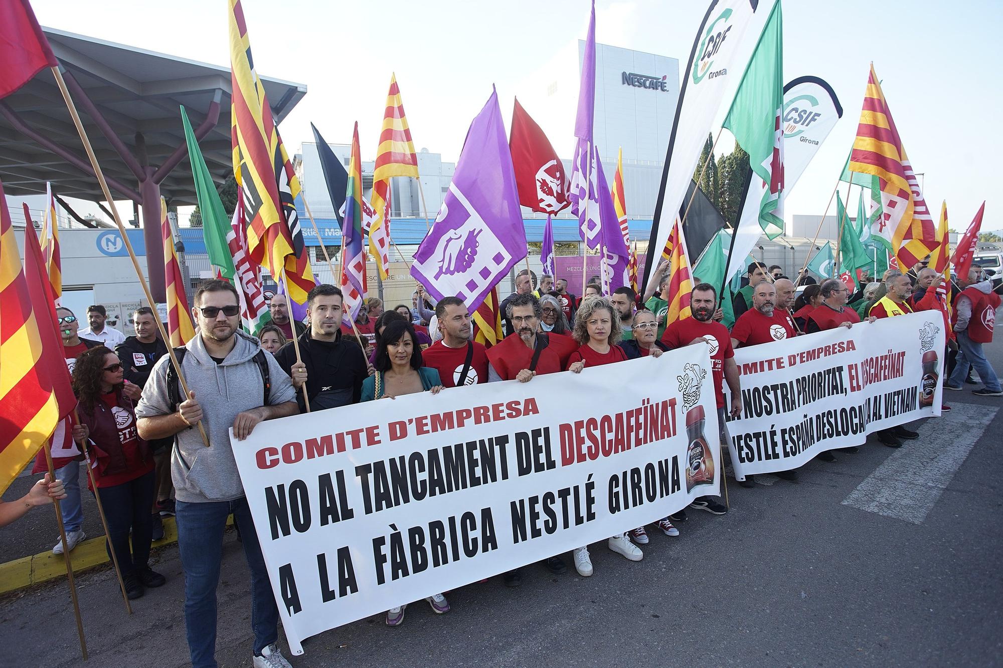 Una cinquantena de treballadors protesten davant la Nestlé de Girona