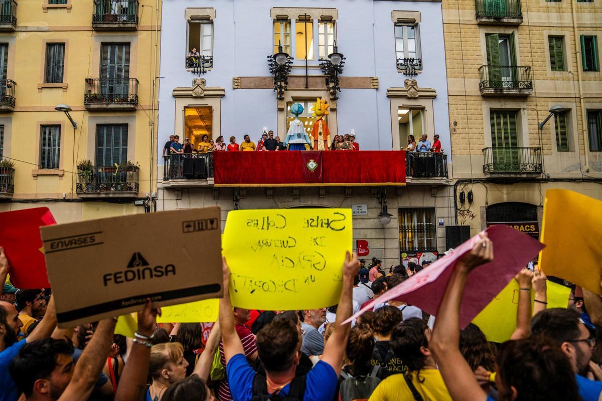 Las colles de Gràcia no han llegado a un acuerdo antes del pregón de la Fiesta Mayor, con lo que los actos de cultura popular quedarían desconvocados en los próximos días.