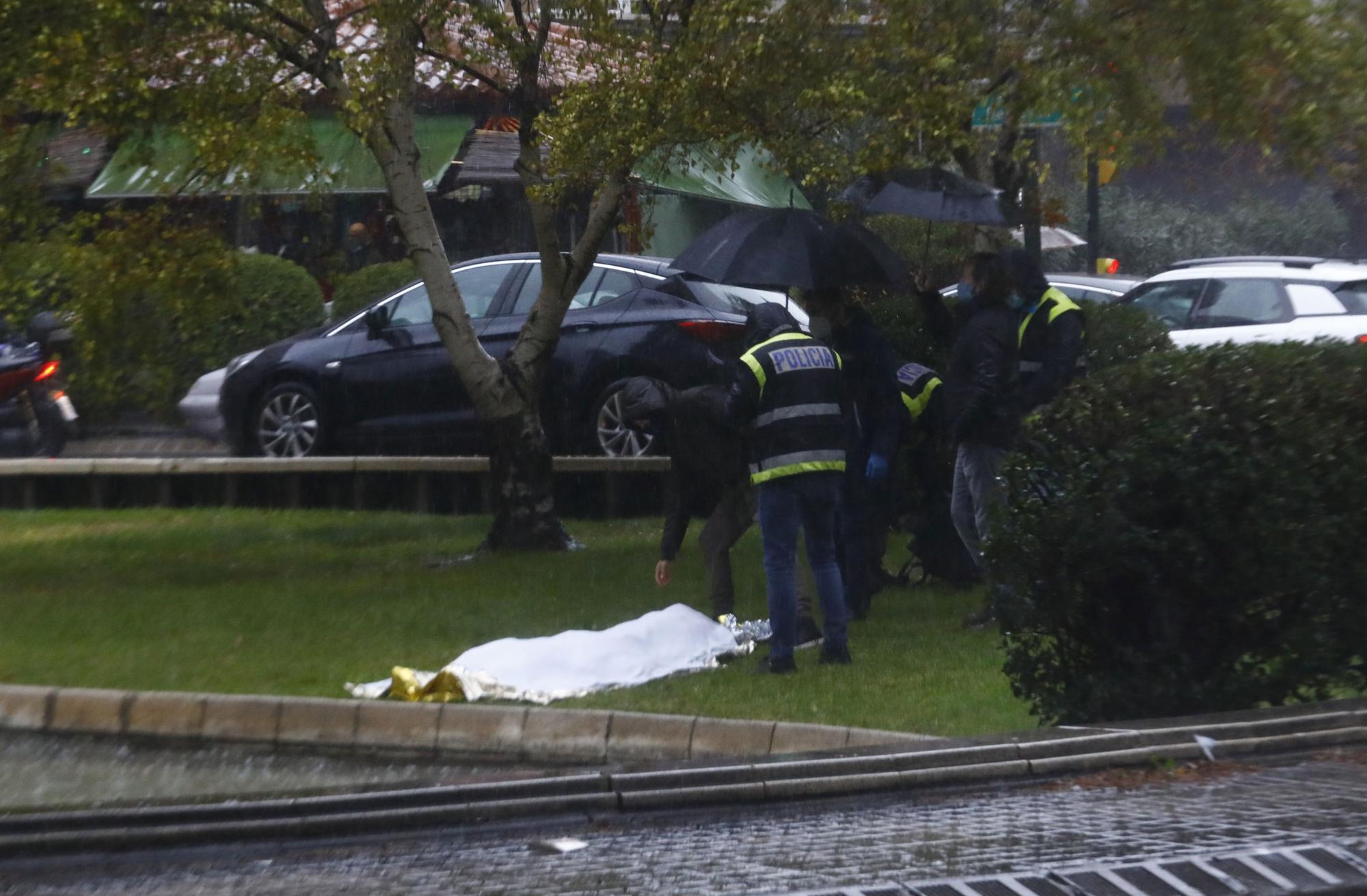 FOTOGALERÍA | Caos en la Plaza Roma después de la muerte de un hombre desnudo tras apuñalarse