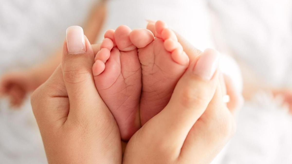 Un bebé con su madre.