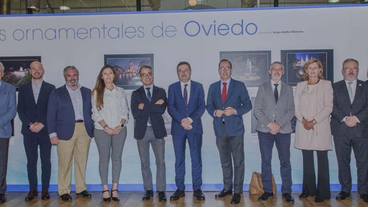 Eduardo Suárez (gerente de LA NUEVA ESPAÑA), Daniel Mesa (jefe de unidad de gestión Asturias de Aqualia), José Arce (jefe de comunicación Aqualia), Mariana Suárez (gerente del Servicio de Aguas de Oviedo), Gerardo Antuña (concejal de Servicios Básicos), Gonzalo M. Peón (director de LA NUEVA ESPAÑA), Mario Arias, Manuel Sánchez, Conchita Méndez (concejala de Políticas Sociales), Alfredo García Quintana (concejal de Hostelería) y Covadonga Díaz (concejala de Juventud). | Jaime Casanova