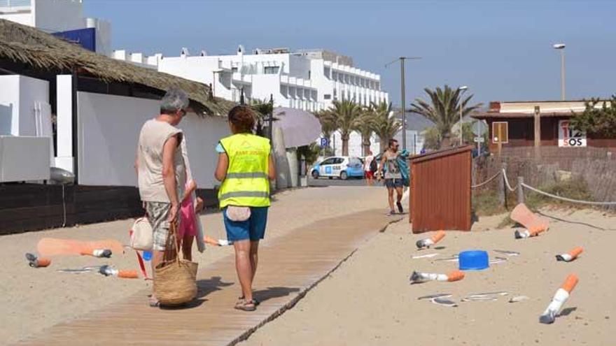 Residuos de gran tamaño colocados en la entrada de la playa.