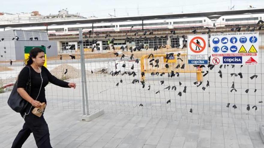 Les tanques impedeixen el pas a l&#039;estació des de la zona de les granotes del parc Central.