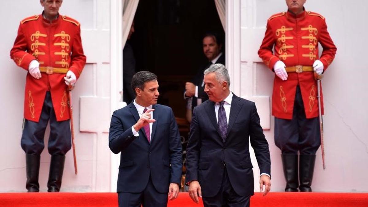 El presidente del Gobierno, Pedro Sánchez, con el presidente de Montenegro, Milo Đukanović, después de su reunión en Cetinje, sede del Gobierno del país, este 31 de julio de 2022.