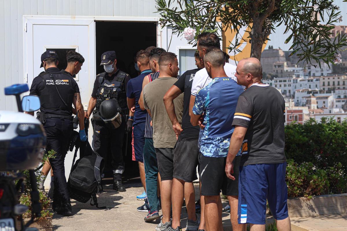 Migrantes son atendidos en el puerto de Ibiza en agosto del año pasado.