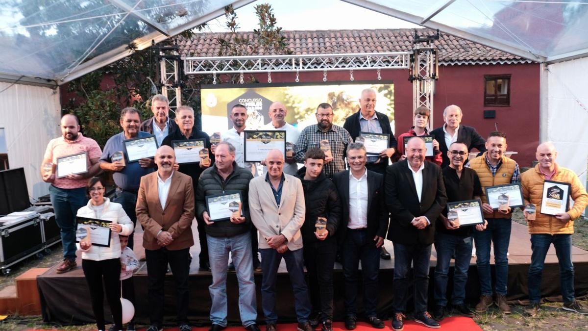 Foto de grupo de los ganadores del XXVI Concurso Regional de Mieles, cuyos premios fueron entregados en la Casa del Vino de El Sauzal. | | E.D.