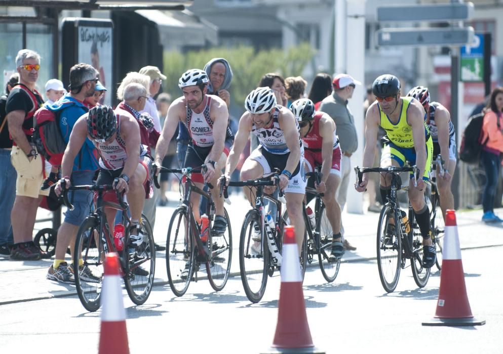 Más de 300 deportistas en el X Triatlón de Riazor