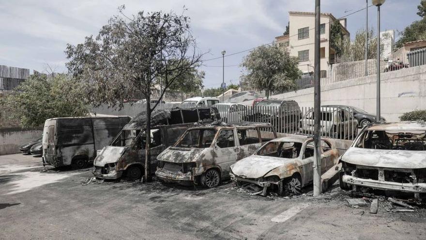 Die ausgebrannten Autos auf dem Parkplatz in El Terreno.