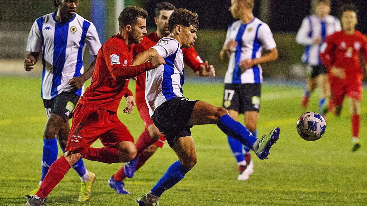Abde busca el balón en el encuentro entre el Hércules B y el Crevillente en la Ciudad Deportiva. | ALEX DOMÍNGUEZ