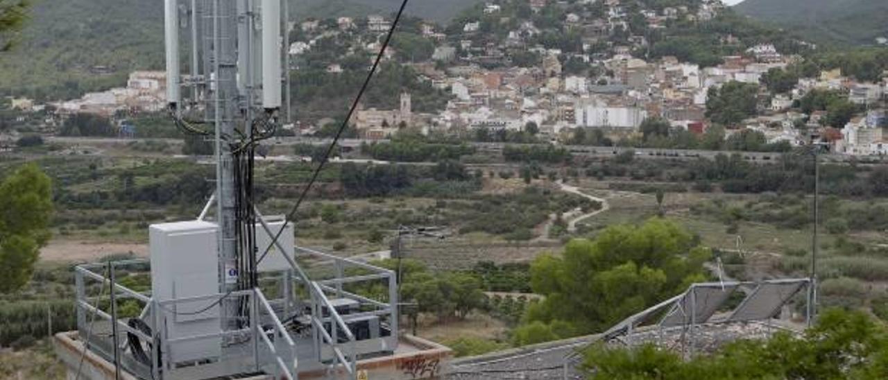 Antena que se instaló en Petrés para paliar parte del problema.