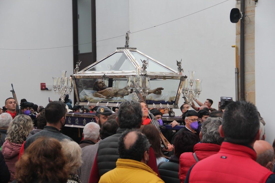 Pasión y devoción en el Desenclavo y en la Procesión del Santo Entierro en Villaviciosa.