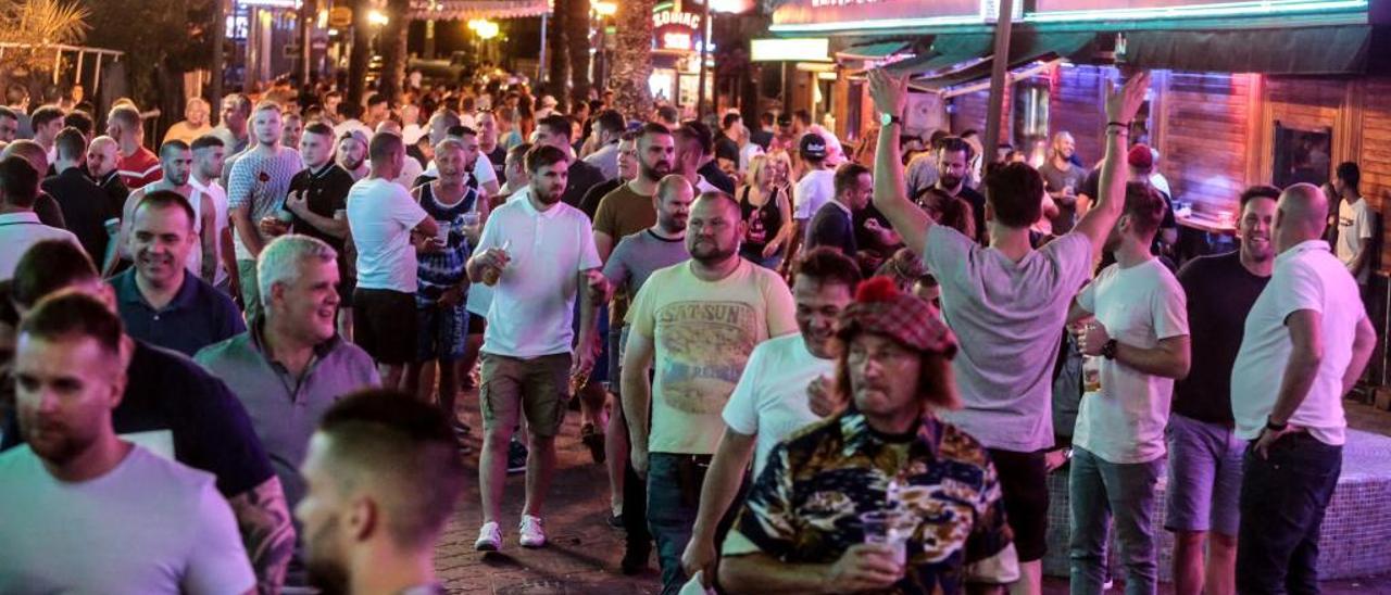 Una de las calles principales de la conocida como «zona guiri» de Benidorm llena de turistas y bares.