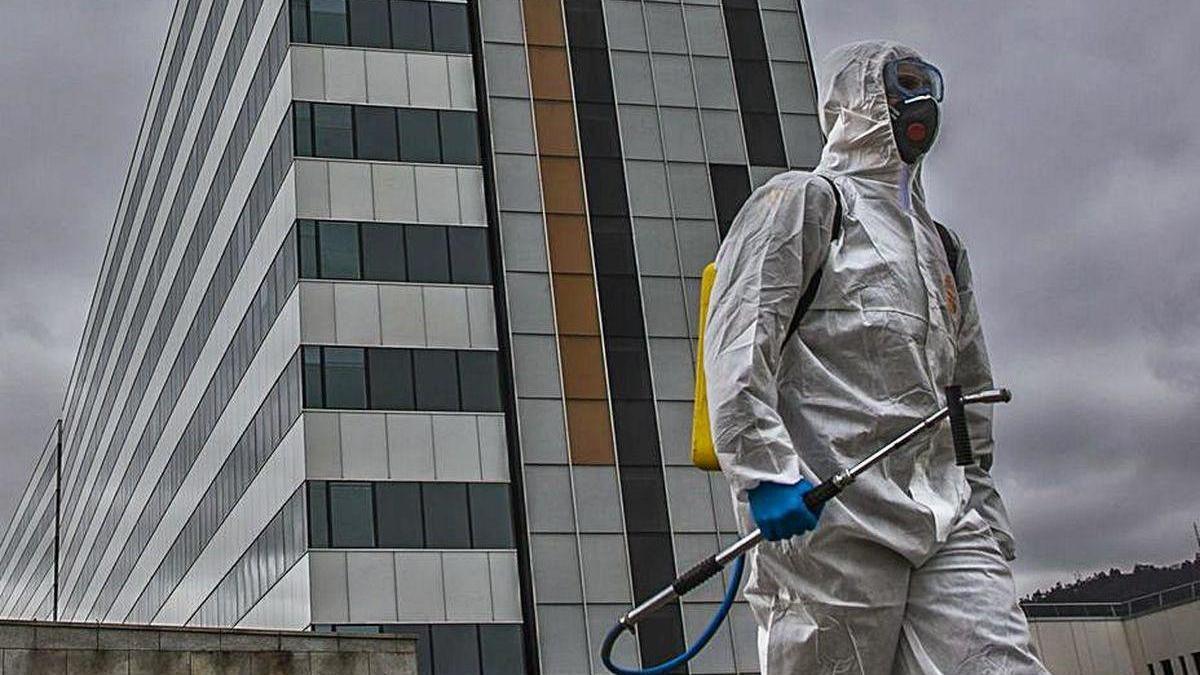 Un militar de la UME, trabajando en la desinfección del HUCA y su entorno el pasado mes de marzo.