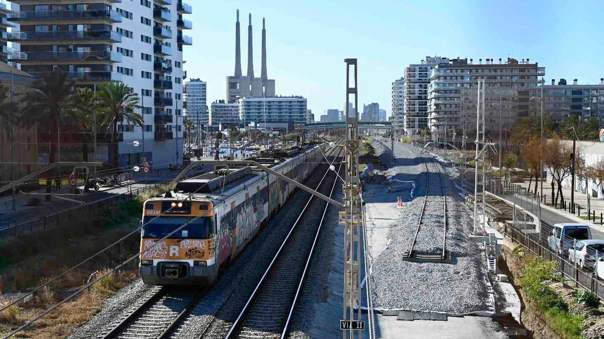 Un tren de la R1 a su paso por lo que será el viaducto ferroviario, junto a la variante que entrará en funcionamiento en febrero