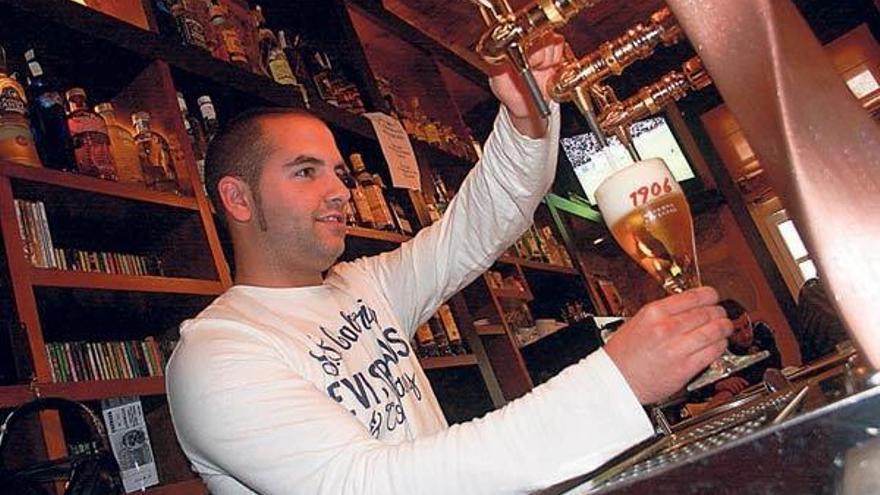 Alberto Castiñeiras estudia Hostelería en Santiago y es entrenador de baloncesto.