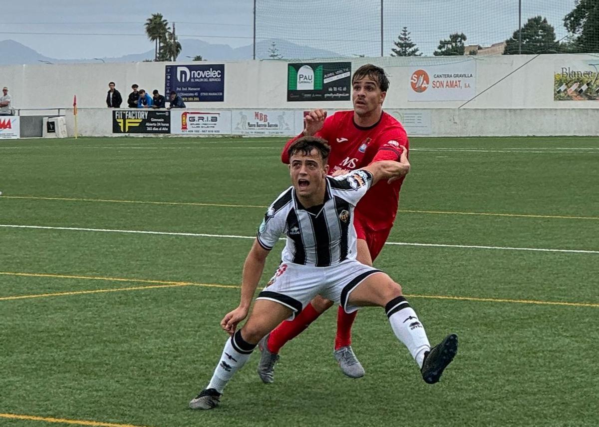 Miguelón Ferrer cubre el balón ante un contrario, en el partido frente al Porreres.