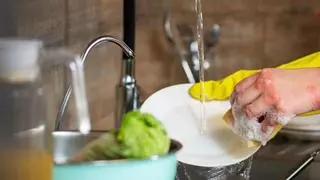 ¿Horas de remojo para quitar la grasa incrustada? Fairy Spray lo resuelve con un Fluss Fluss