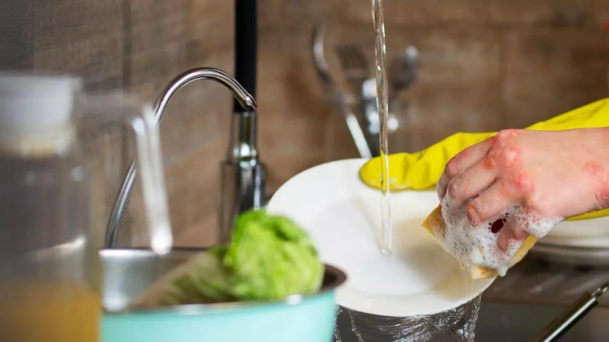 ¿Horas de remojo para quitar la grasa incrustada? Fairy Spray lo resuelve con un Fluss Fluss