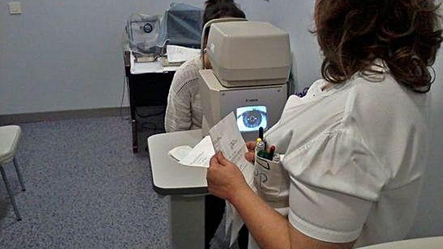 Una paciente, en la consulta de Oftalmología del Hospital Provincial de Zamora.