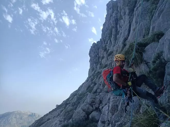 Las imágenes del rescate de tres escaladores en una pared del Puig Major