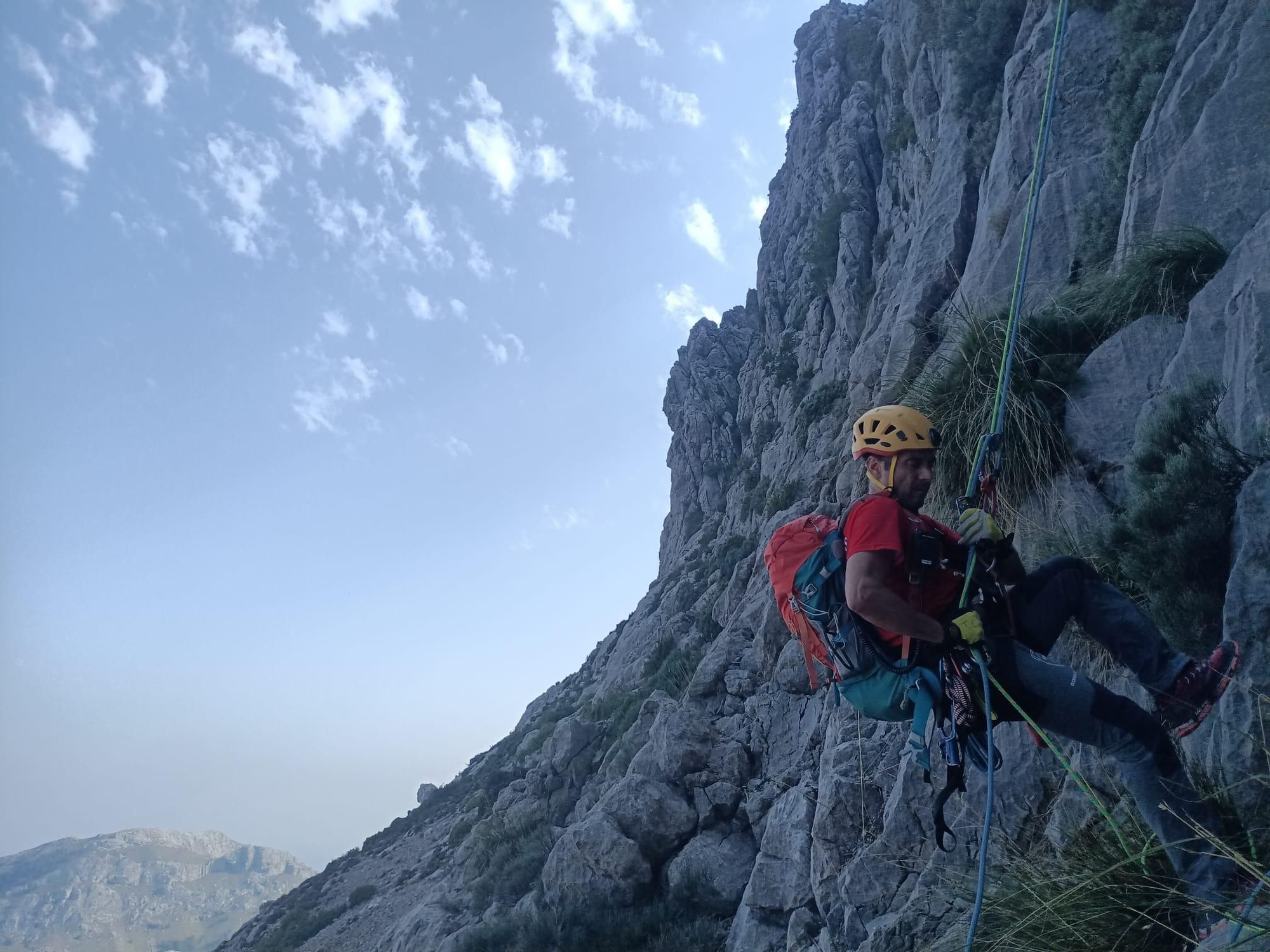 Las imágenes del rescate de tres escaladores en una pared del Puig Major