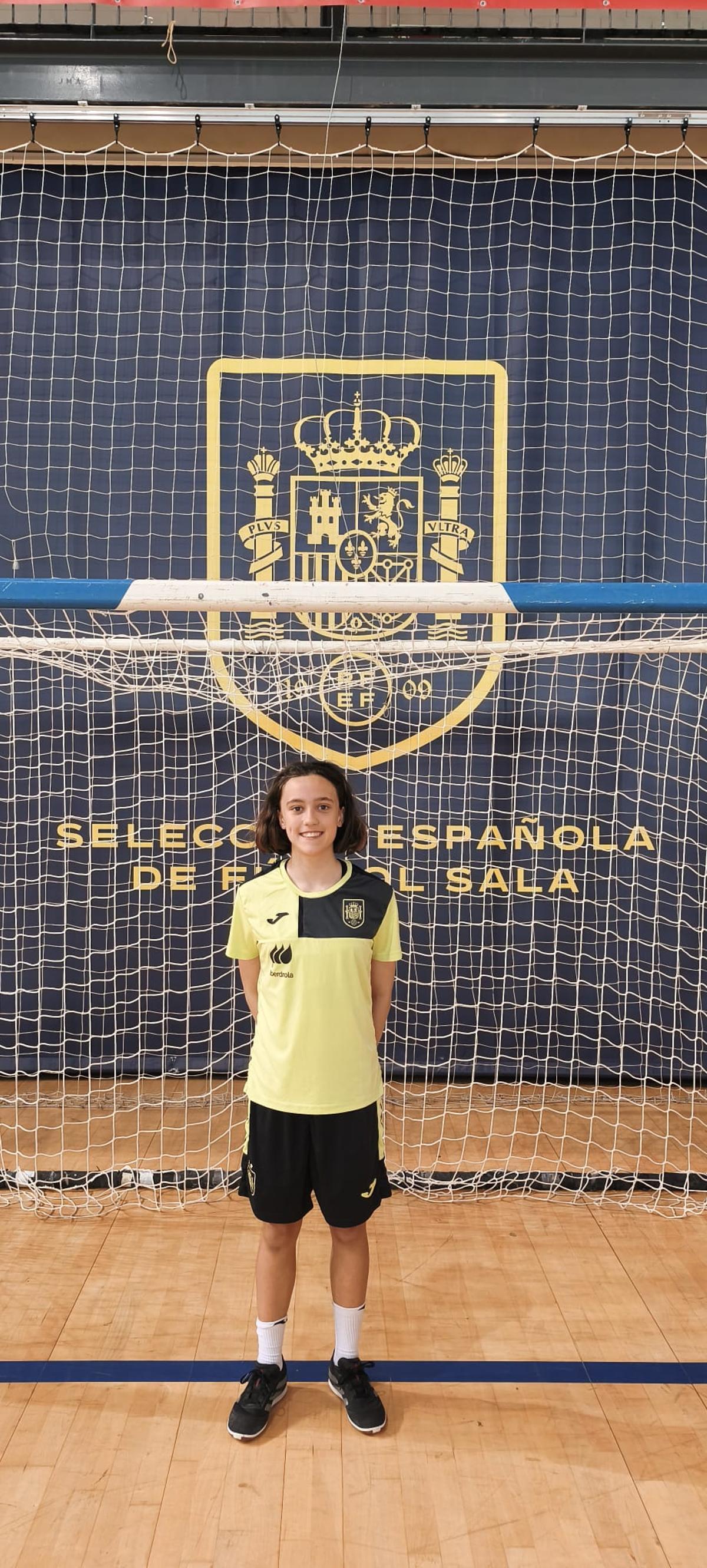 Alba Campos posa con la camiseta de España en la concentración del pasado mes de mayo en Las Rozas.