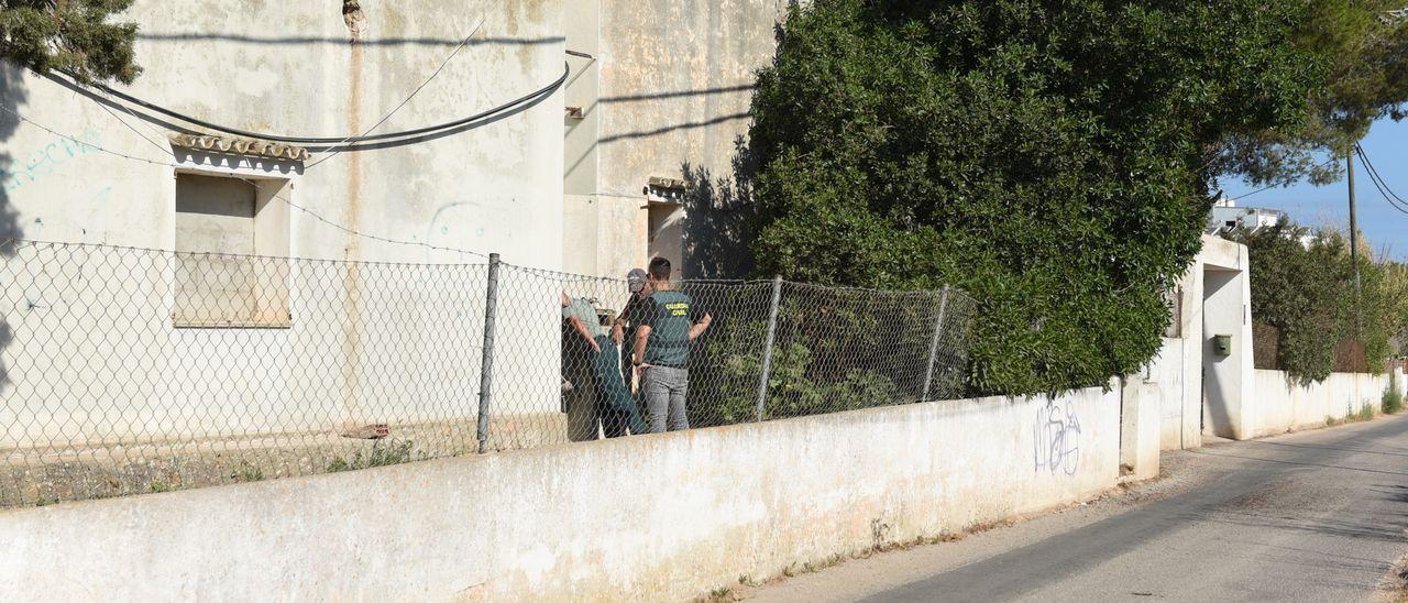 El equipo de investigadores de la Policía Local y la Guardia Civil registran las cisternas de la casa okupa de Sant Antoni, esta mañana.