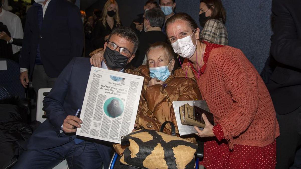 La periodista Pirula Arderius y su hija, Pino Alberola, posan con el autor. | RAFA ARJONES