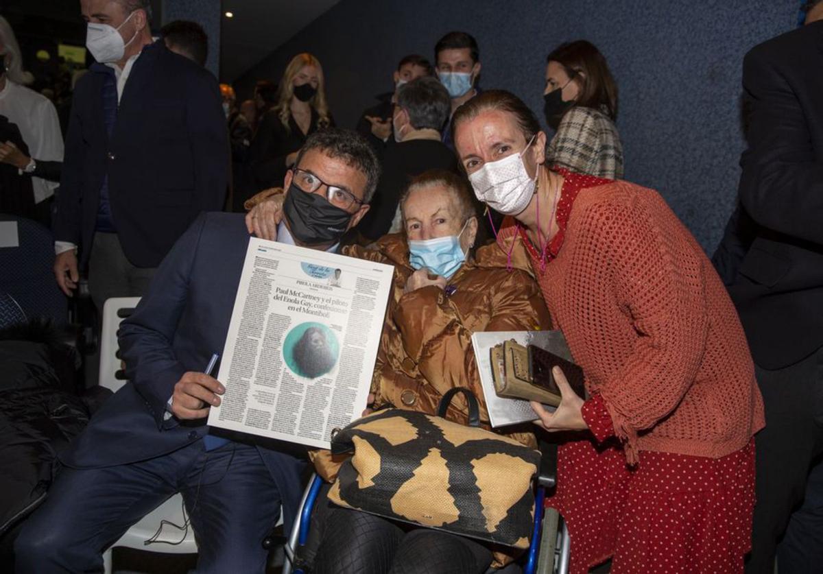 El autor con los rectores de la UMH, Juan José Ruiz, y de la UA, Amparo Navarro, al término del acto. | RAFA ARJONES