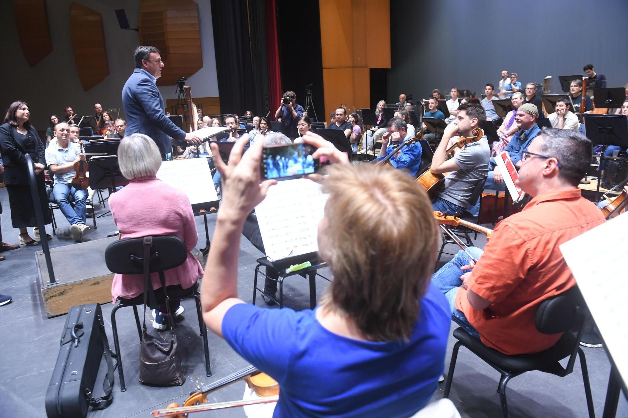 La alcaldesa de A Coruña y el presidente de la Diputación acuden a un ensayo de la Orquesta Sinfónica de Galicia