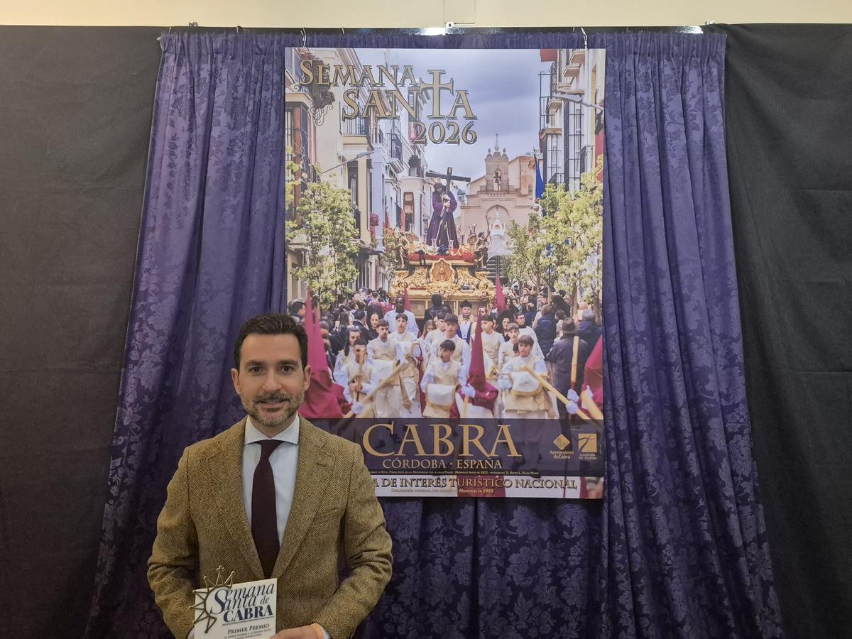 El cartel de la Semana Santa de Cabra 2026, junto a su autor.