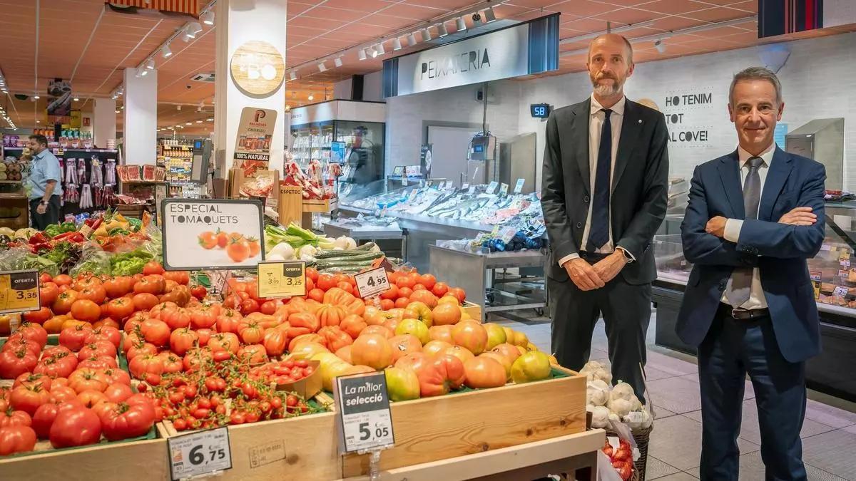 El director general de Caprabo, Edorta Juaristi, y el presidente del consejo de administración de Supratuc (Caprabo), Javier Amezaga, dentro de uno de los locales ya reformados en Barcelona.