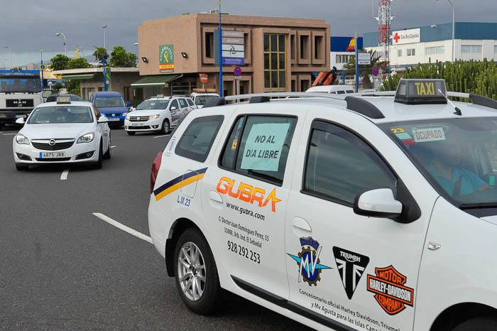 Protesta de taxistas contra el día libre