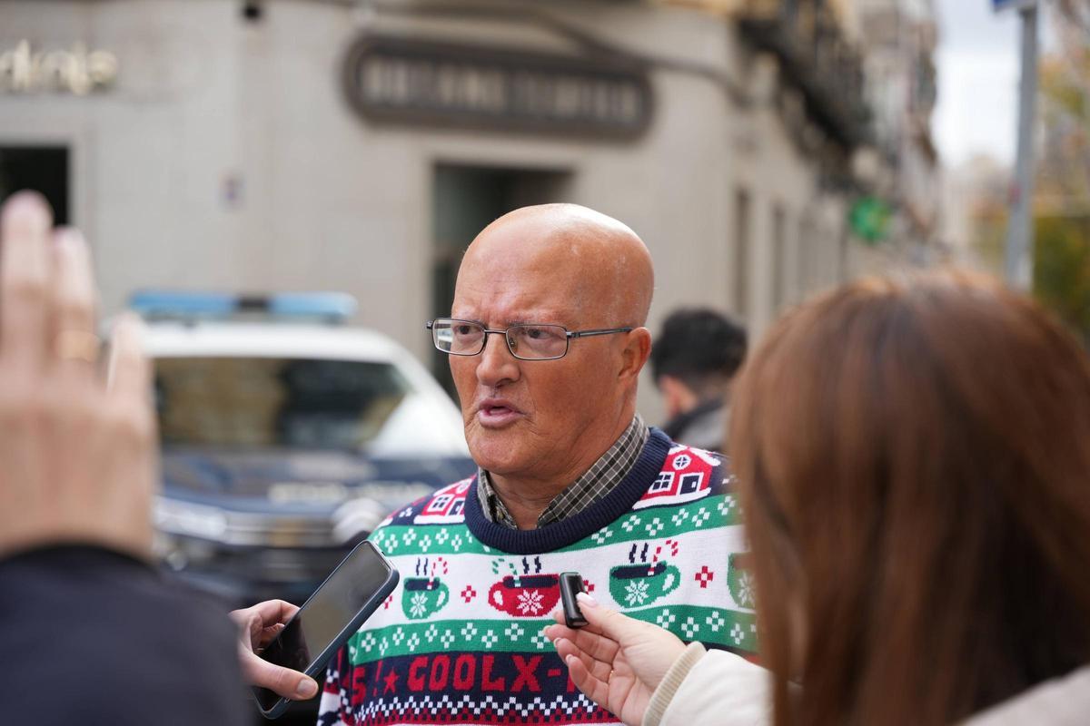 Fotogalería | Exterior del edificio de la Diputación de Badajoz, desalojado por un aviso de bomba