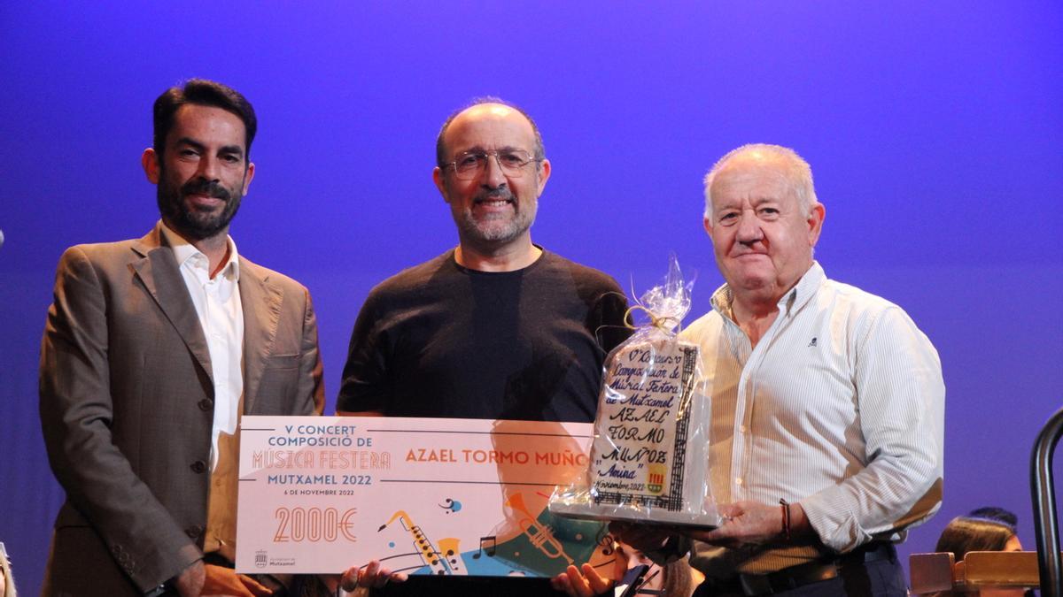 El compositor Azael Tormo ganador del VConcurso de Música Festera de Mutxamel 2022 junto alcalde Sebastián Cañadas y el concejal de Fiestas, Rafael Pastor