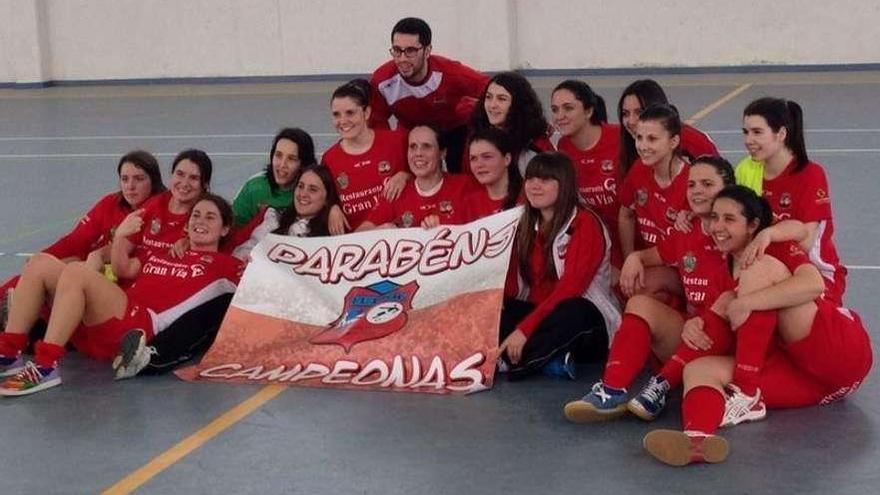 Las jugadoras del Estradense celebran el título tras su victoria en Ponteceso.