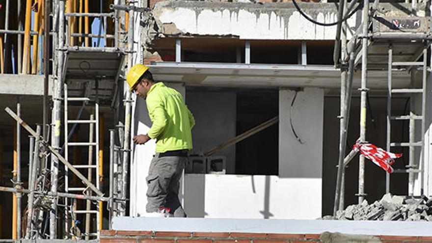 Obreros en la reforma de un edificio de Ibiza.