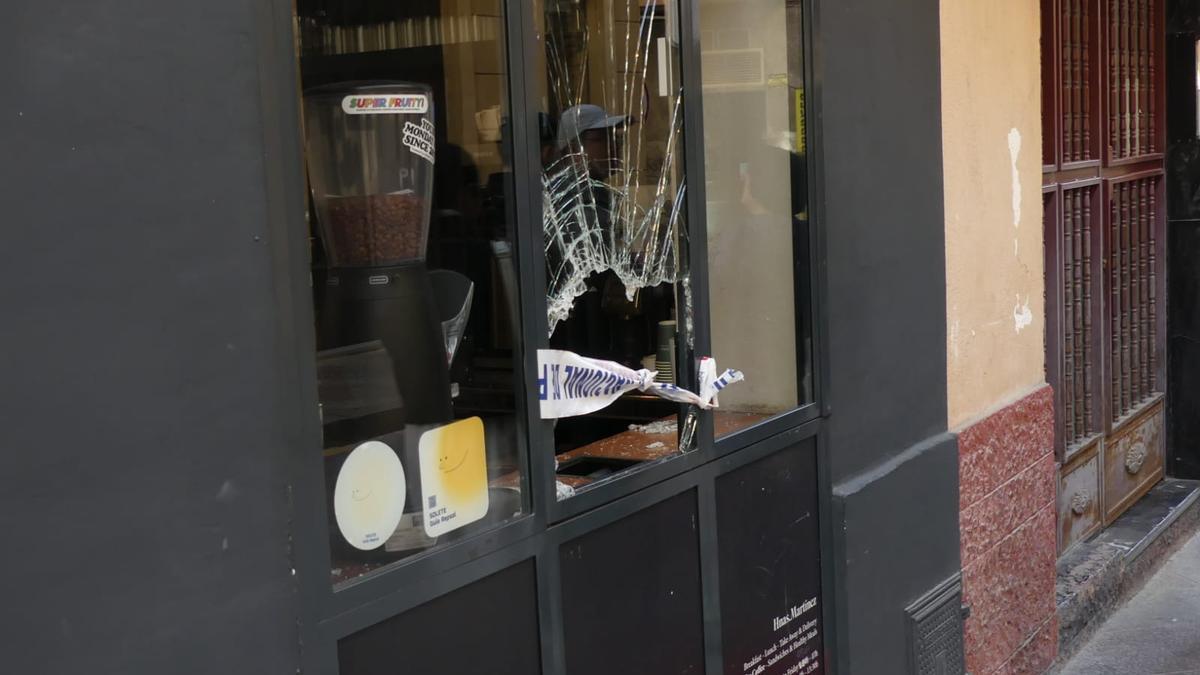 Una de las ventanas de un comercio de la zona centro de Alicante, destrozada tras un robo.