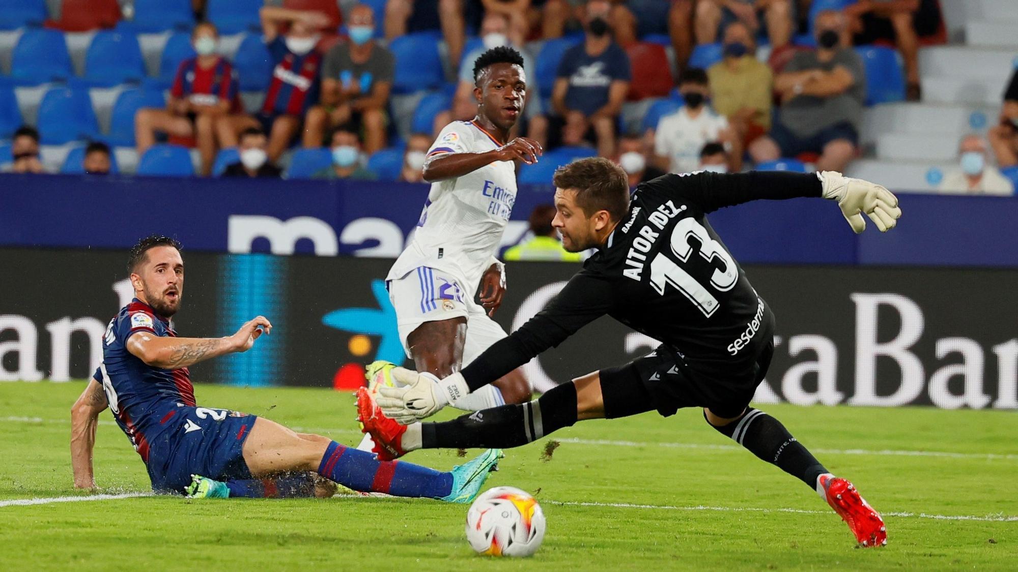 El brasileño Vinicius Jr., del Real Madrid, marca su primer gol.