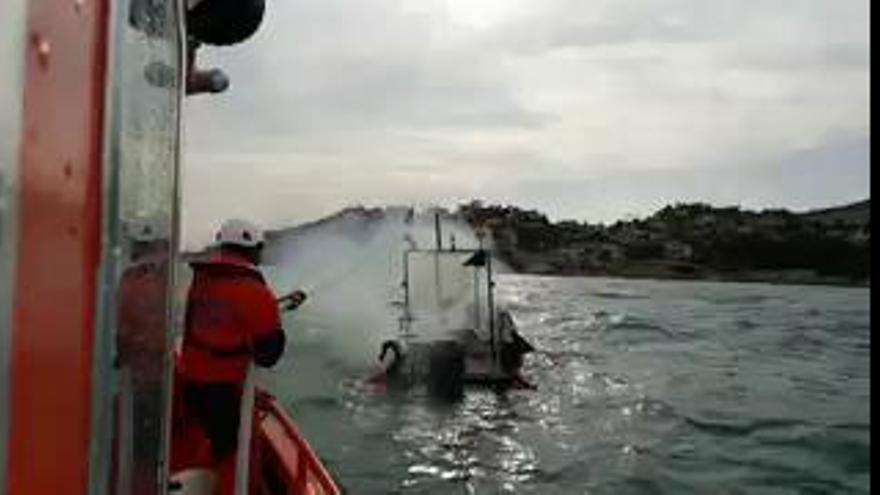 Tres personas rescatadas en el mar al arder su lancha frente a El Campello