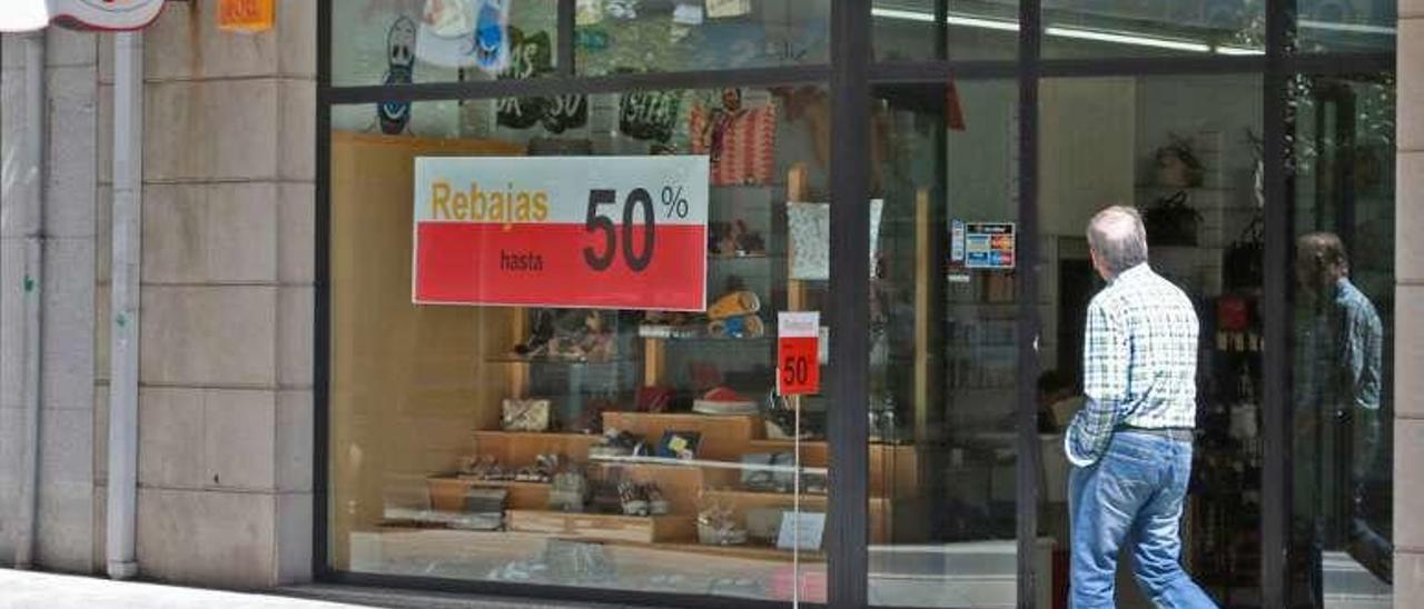 Dos de las tiendas que abrieron ayer en Lalín y A Estrada. // Bernabé/Javier Lalín/Adrián Rei