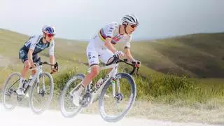 ¡Pogacar se escapa en solitario!