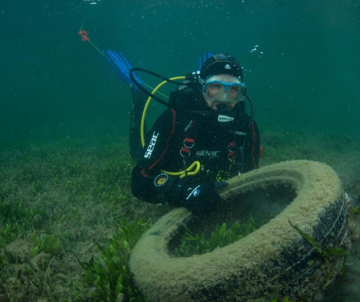 Limpieza de fondo marino en una de las salidas del Plan Mediterráneo Responsable